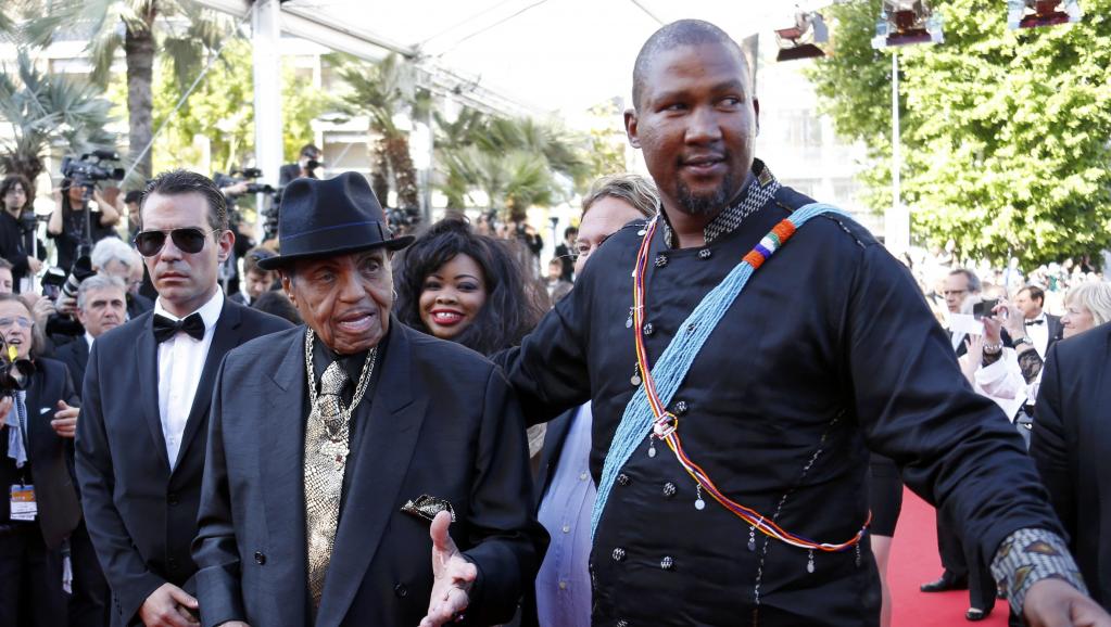 Mandla Mandela aux côtés de Joe Jackson, le père de Michaël Jackson, sur le tapis rouge du festival de Cannes, le 23 mai 2014. REUTERS/Regis Duvignau