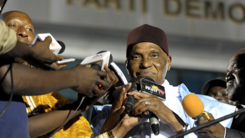 Abdoulaye Wade, l'ancien président sénégalais, lors de son arrivée à Dakar, le 25 avril 2014. AFP PHOTO / SEYLLOU