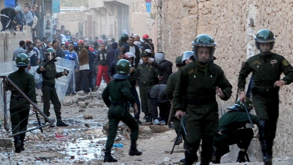 Les forces de l'ordre algériennes affrontent des habitants de Ghardaïa, en proie à des violences communautaires, le 18 mars 2014.