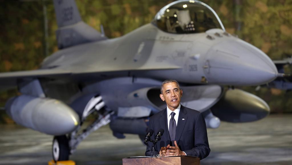 Barack Obama, sur le tarmac de l'aéroport de Varsovie, devant un chasseur F-16, le mardi 3 juin. REUTERS/Kevin Lamarque