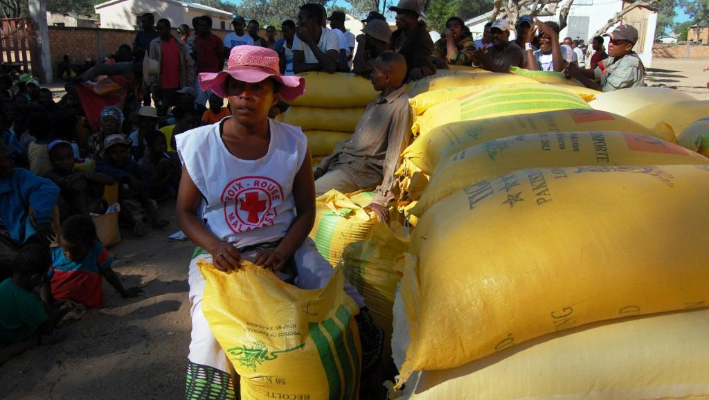 Des bénévoles de la Croix-Rouge malgache distribuent des vivres aux habitants d'Andranodambo, le 2 juin 2014.