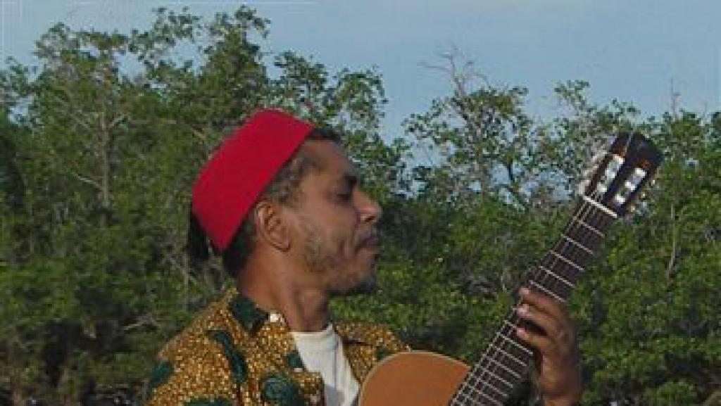 Le chanteur-poète comorien Maamesh, ici dans une photo datée de 2008. Crédit/Matthieu Morando