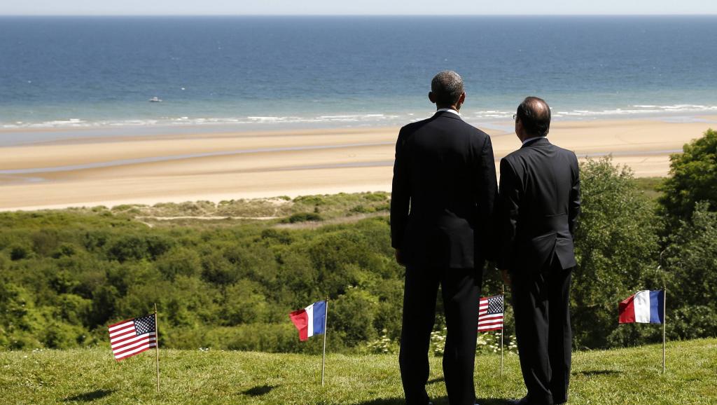 François Hollande et Barack Obama face à la place d'Omaha Beach, en Normandie, le 6 juin 2014. REUTERS/Kevin Lamarque