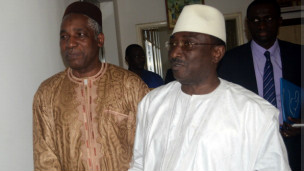 Sidya Touré et Bakary Fofana, le président de la CENI, lors des pourparlers sur les conditions des élections