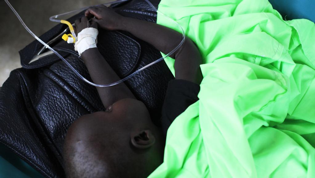 Un bébé sud-soudanais souffrant du choléra est hospitalisé à Juba, fin mai 2014. REUTERS/Andreea Campeanu