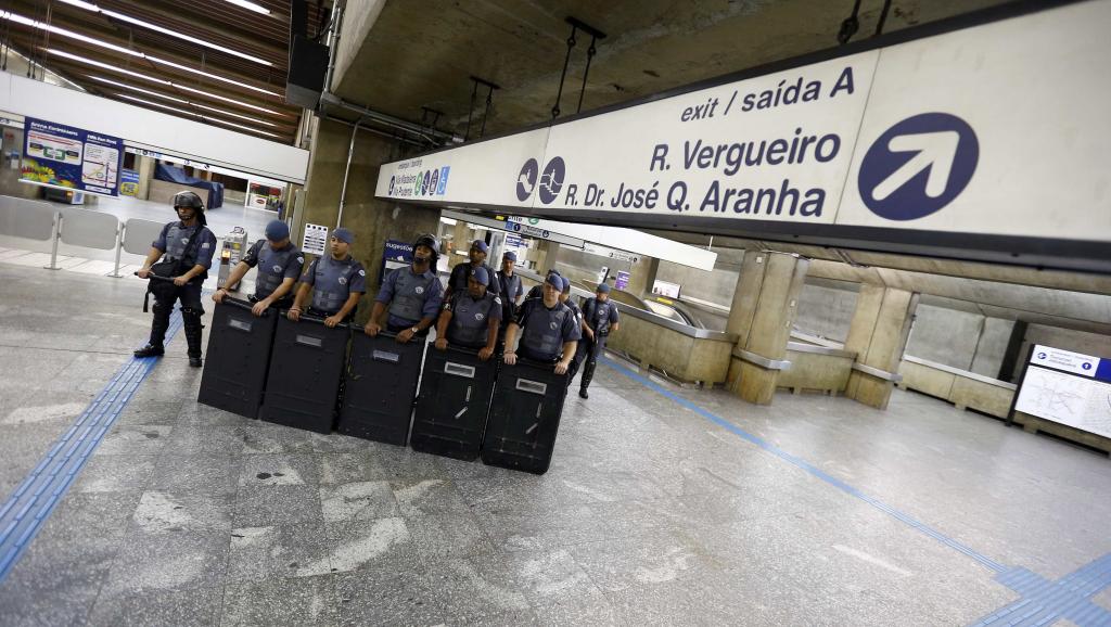 Des policiers en tenue de combat postés à la station Ana Rosa, au cinquième jour de grève des employés du métro. Sao Paulo, le 9 juin 2014.