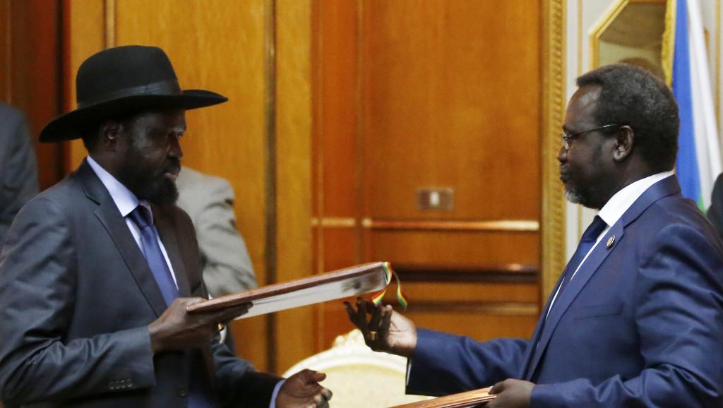 Riek Machar (D) et Salva Kiir (G) lors de la signature de l'accord de paix le 9 mai 2014, à Addis Abeba.. REUTERS/Goran Tomasevic