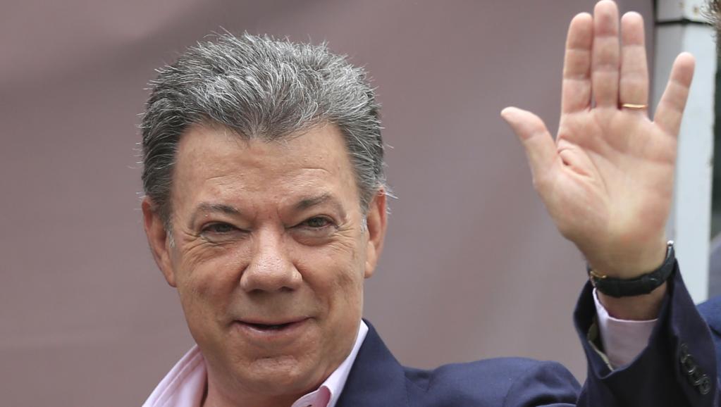 Le président Juan Manuel Santos saluant les médias après avoir voté ce dimanche 15 juin 2014. REUTERS/Jose Miguel Gomez