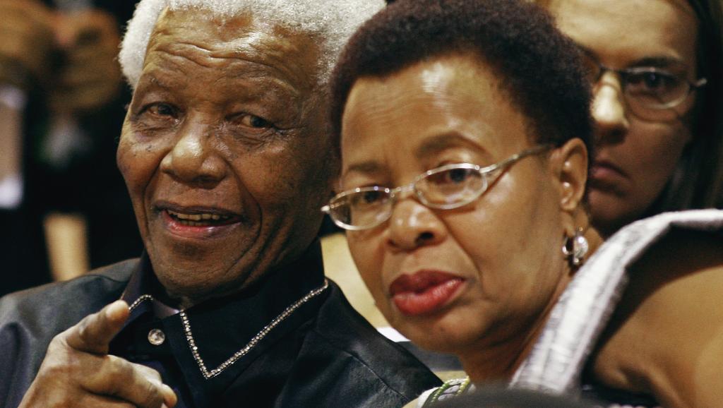 Zelda la Grange fait le récit du traitement mesquin de Graça Machel (d) de la part de membres la famille de Nelson Mandela.