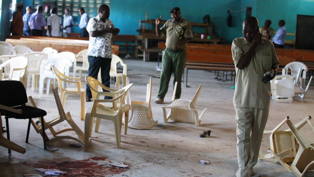 Des soldats kenyans sur les lieux d'un attentat à Monbasa. les villes côtiètres du Kenya sont régulièrement la cible d'attaques de la part des shebabs. Reuters/Joseph Okanga
