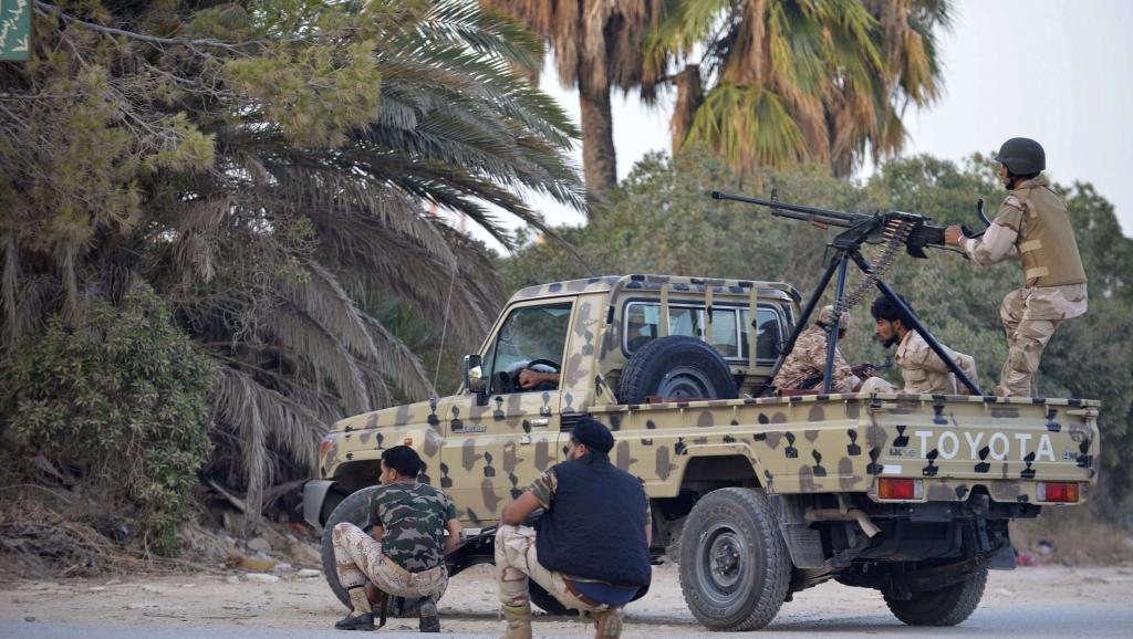 Des forces loyales au général dissident Khalifa Haftar dans de violents affrontements avec des des groupes islamistes, à Benghazi, ce lundi 2 juin 2014. REUTERS/Stringer