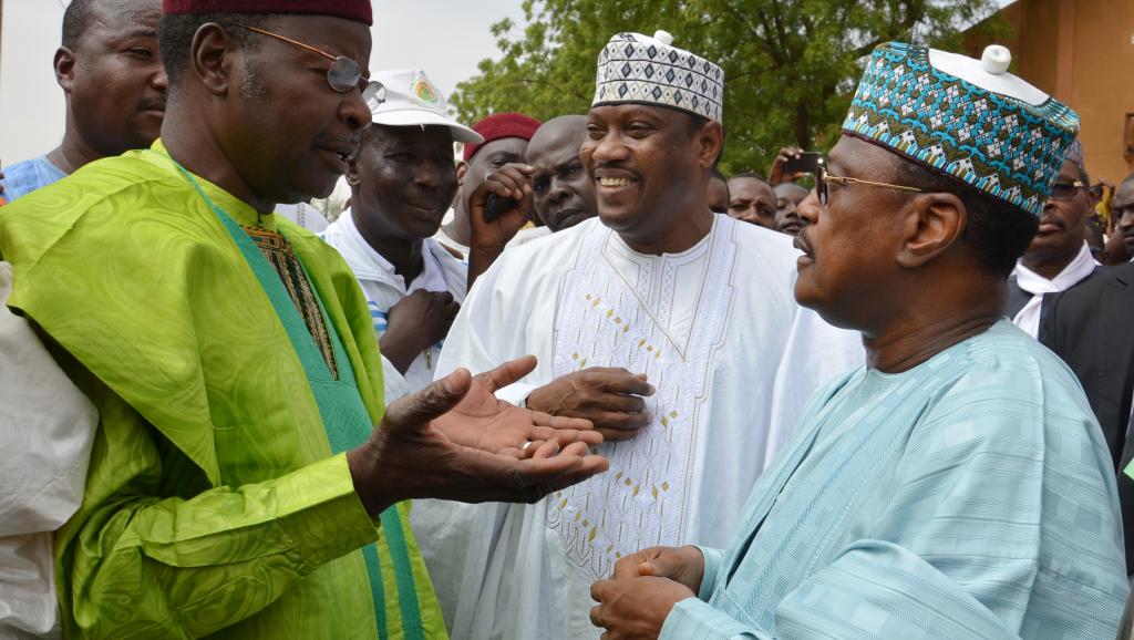 Les trois leaders de l'opposition, l'ancien président nigérien Mahamane Ousmane (G), l'actuel président du Parlement Hama Amadou (C) et l'ex-Premier ministre Seyni Oumarou (D) pendant la manifestation à Niamey, dimanche 15 juin 2014.