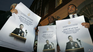 Des manifestants brandissent des image du journaliste incarcéré d'Al-Jazeera Abdallah al-Shamy, le 12 novembre 2013