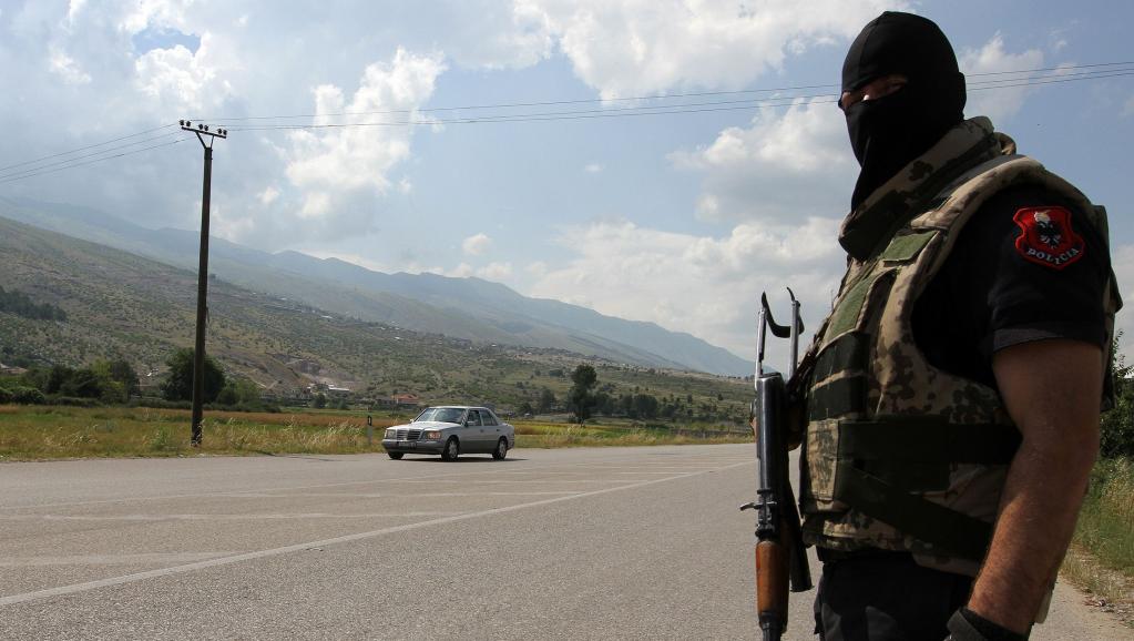 Un membre des forces spéciales de police albanaises à un check-point près du village de Lazarat, lundi 16 juin.
