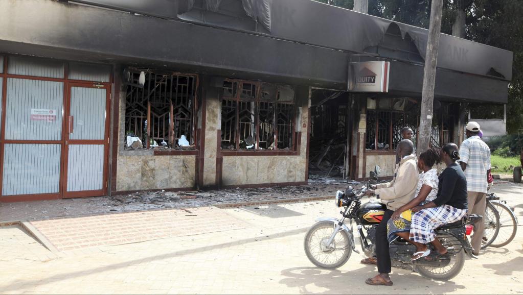 Des habitants de Mpeketoni observent les dégâts provoqués au lendemain de l'attaque, le 16 juin 2014. REUTERS/Joseph Okanga
