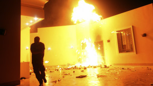 Le consulat américain de Benghazi en flammes après l'attaque d'un groupe armé.