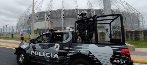 Une patrouille de police brésilienne avant le match Brésil - Mexique au stade Castelao de Fortaleza. Photo d'illustration.  VANDERLEI ALMEIDA / AFP