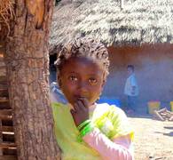 Est-ce que cette jeune africaine aura la chance d’aller à l’école ?