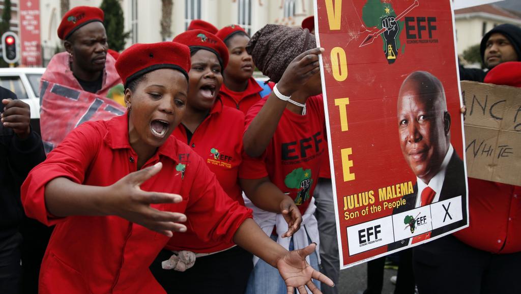 Supporters de Julius Malema devant le Parlement sud-africain, le 20 juin 2014. REUTERS/Mike Hutchings