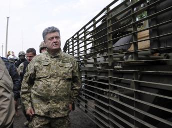 Alors que la Russie place ses troupes en état d'alerte dans le centre du pays, le président ukrainien Petro Porochenko surveille le cessez-le-feu décrété en Ukraine vendredi sur le terrain, samedi 21 juin 2014. Reuters