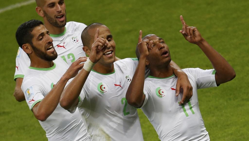 C'est la fête pour Islam Slimani, Rafik Halliche, Madjid Bougherra et Yacine Brahimi qui ont marqué la victoire face à la Corée du Sud de leur empriente. REUTERS/Marko Djurica