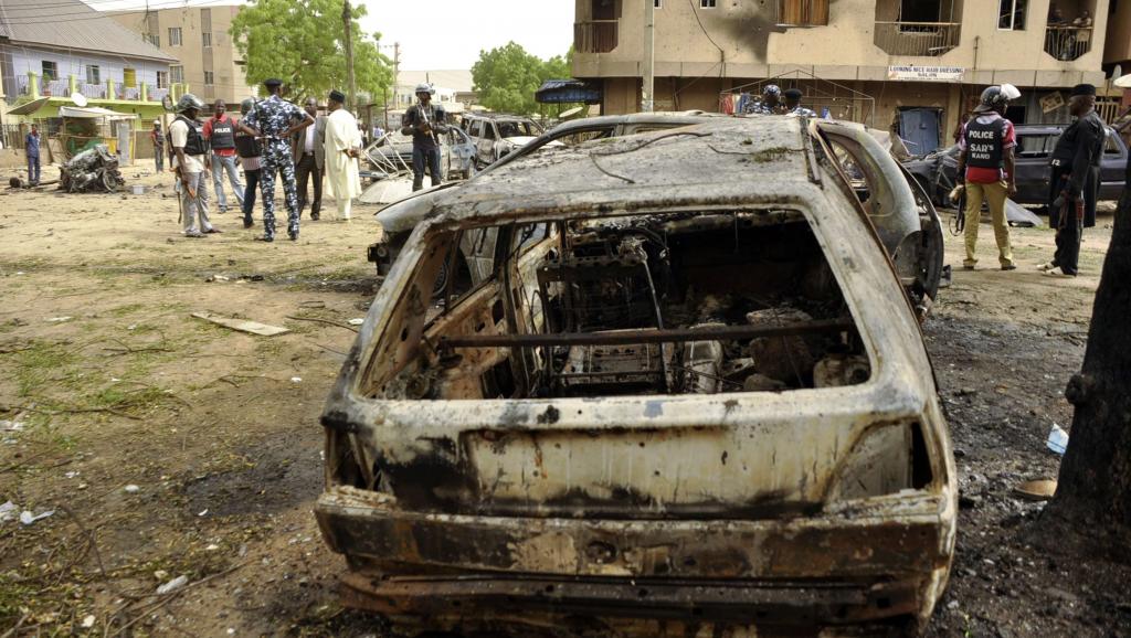 Une carcasse de voiture après un attentat à Kano, au nord du Nigeria, le 19 mai 2014. REUTERS/Stringer