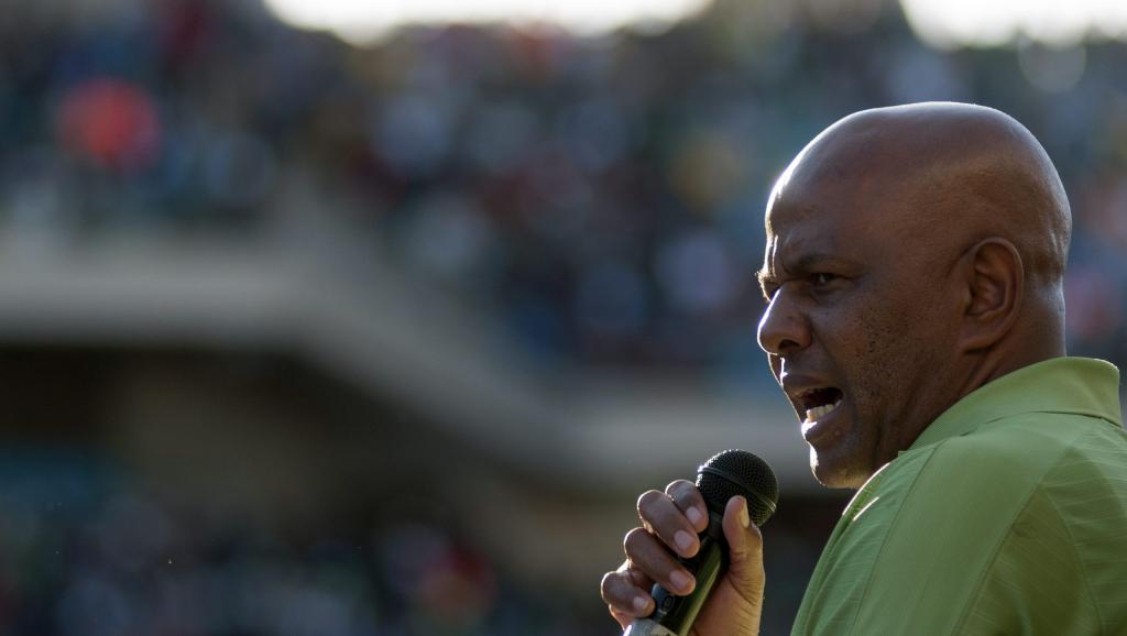 Joseph Mathunjwa, le président du syndicat Amcu, s'exprime devant les mineurs dans un stade près de Rustenburg, le 23 juin 2014.