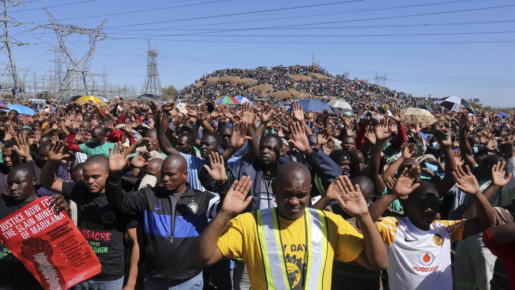 Rassemblement devant le site de Marikana un an après la mort de 34 mineurs sud-africains, le 16 aout 2013. Reuters/Siphiwe Sibeko