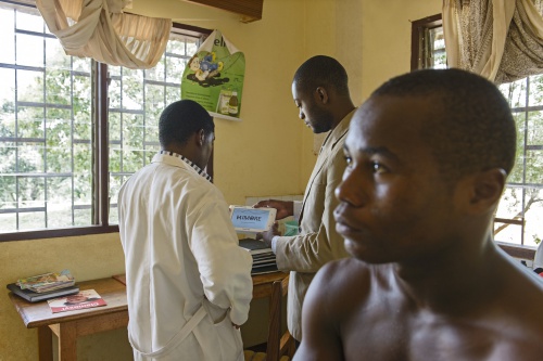 Santé - Afrique : La 1ère tablette médicale d'Afrique reçoit le Prix Rolex à l'Esprit d'Entreprise 2014