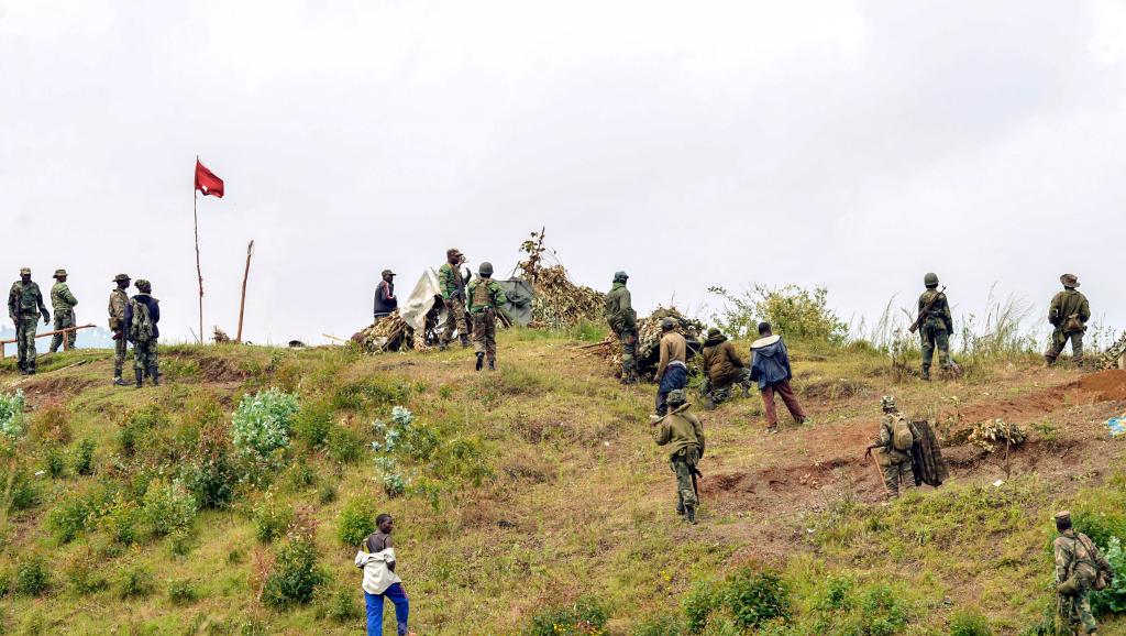 Des soldats de la République démocratique du Congo à la frontière avec le Rwanda, à Kibumba, le 15 juin 2014.