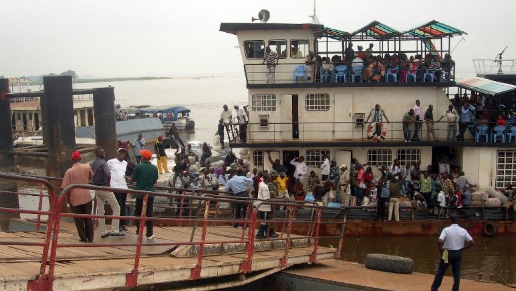 Le Beach à Kinshasa, est le lieu d'où partent les bateaux qui assurent la traversée du fleuve Congo pour Brazzaville.
