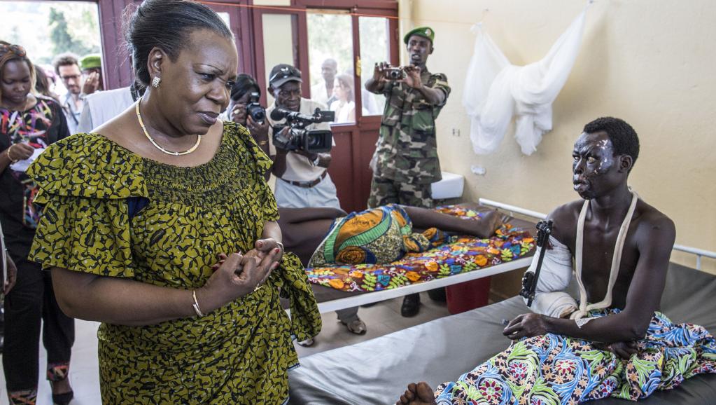 La présidente de transition Catherine Samba-Panza à l'hôpital général de Bangui, dimanche 1er juin 2014. AFP/MARCO LONGARI