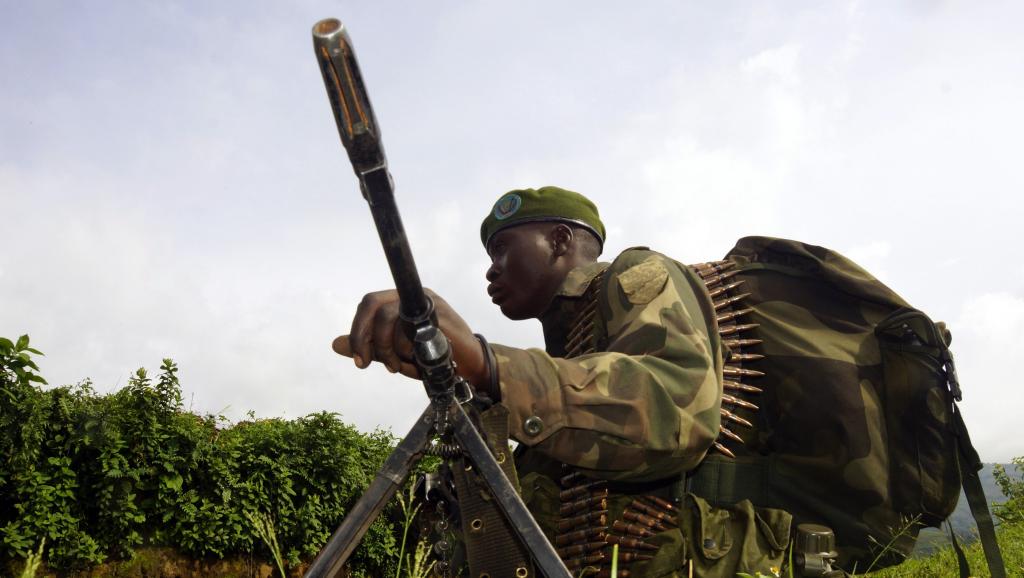 Un soldat des FARDC, le 1er novembre sur la ligne de front, face aux rebelles du M23, près de Bunagana. REUTERS/Kenny Katombe