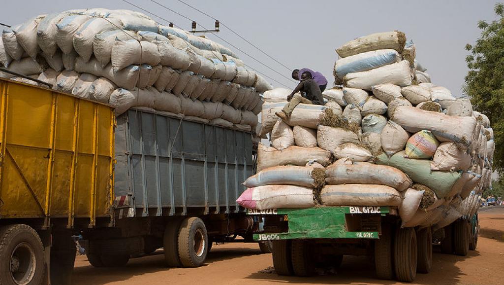 Des transporteurs de marchandises à Farafenni en Gambie, à la frontière avec le Sénégal. Wikimédia/Ikiwaner