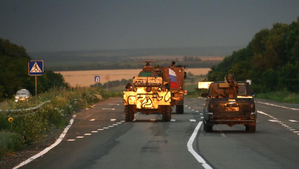 Un convoi de séparatistes pro-Russes sur la route près de la ville ukrainienne de Donetsk, le 5 juillet 2014. REUTERS/Maxim Zmeyev