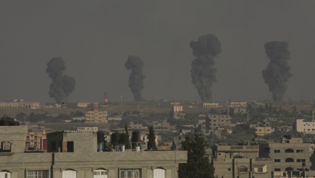 Des colonnes de fumées s'élèvent au-dessus de Rafah, dans le sud de la bande de Gaza, le 7 juillet 2014. REUTERS/Abed Rahim Khatib