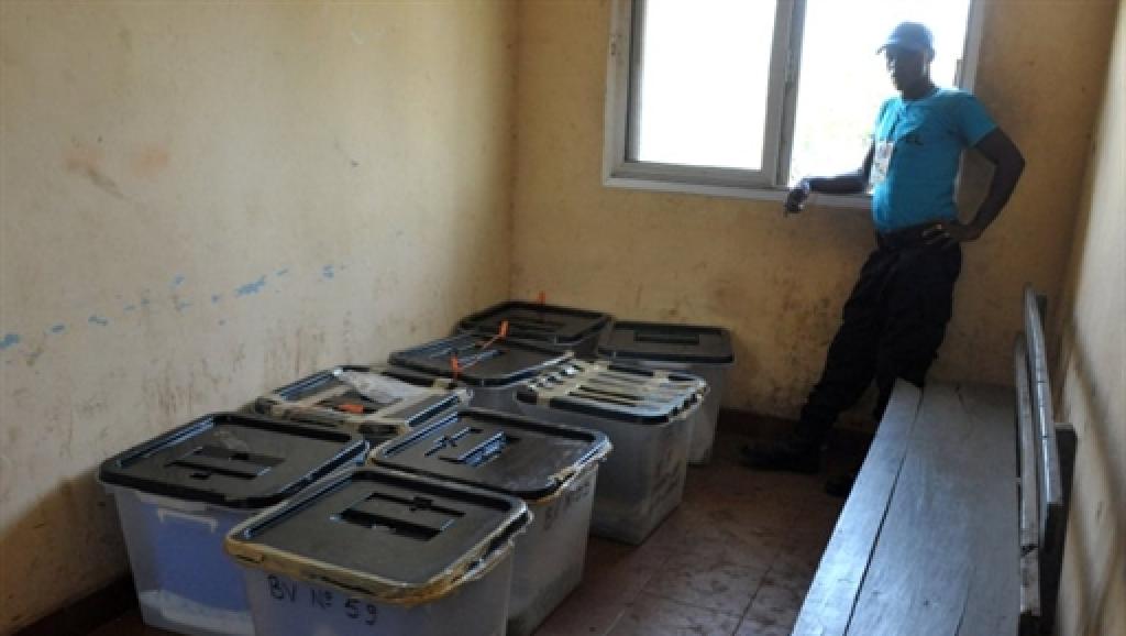 Des urnes dans un bureau de vote de Conakry (Guinée), lors de l'élection présidentielle de juin 2010.