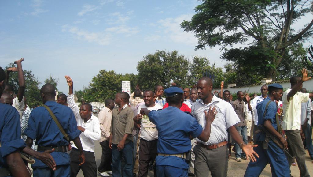 Les militants de l'Uprona face aux policiers dans la rue, devant le siège de leur parti à Bujumbura. le 1er février 2014.