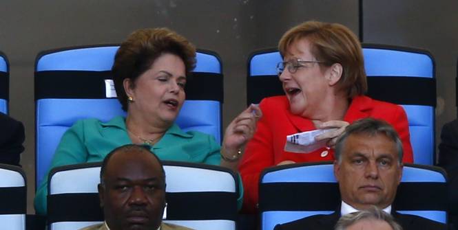 Rousseff et Blatter hués