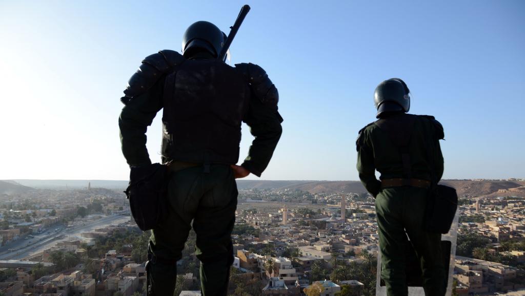 Des forces de sécurités algériennes montent la guarde près de la ville de Ghardaïa, le 18 mars 2014. AFP PHOTO / FAROUK BATICHE