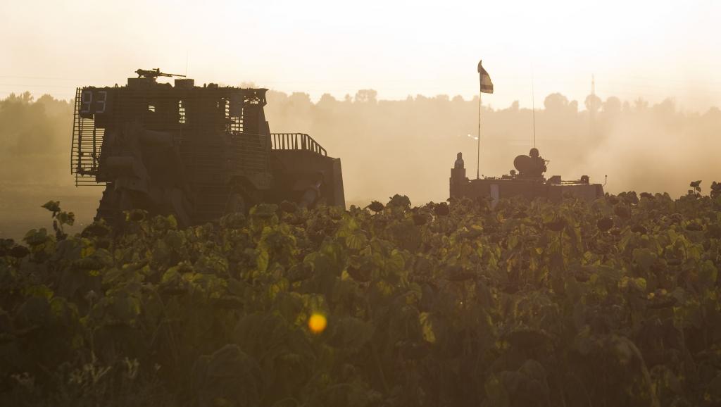 Un convoi militaire israélien manoeuvre à proximité de la bande de Gaza, le 14 juillet 2014. REUTERS/Amir Cohen