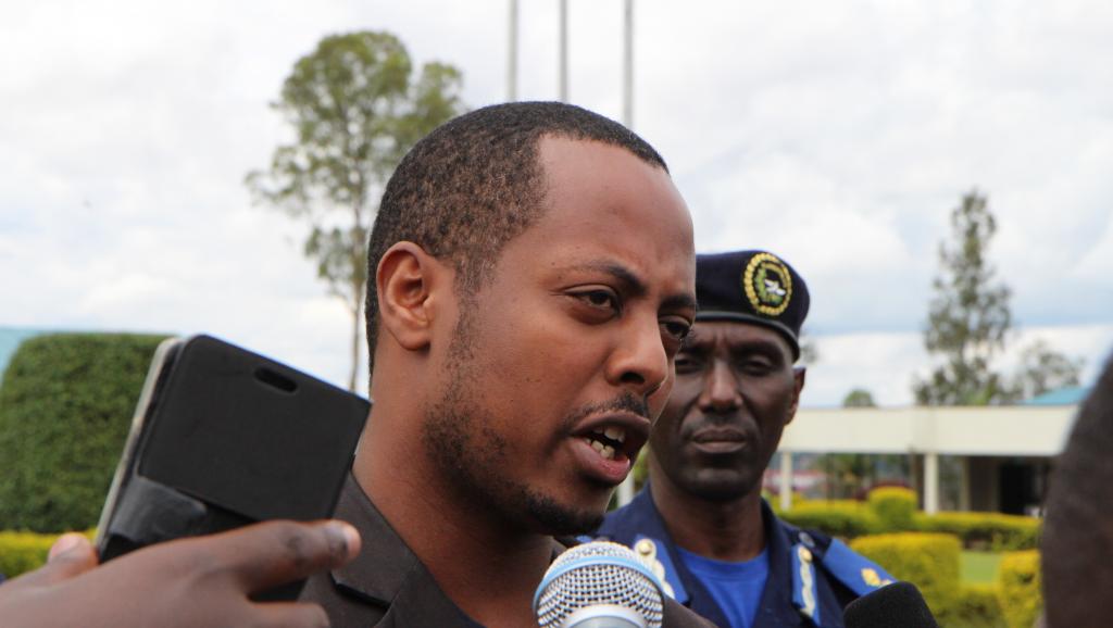 Kizito Mihigo s'adresse aux médias à Kigali, le 15 avril 2014, après l'annonce de son arrestation la veille. AFP PHOTO/STEPHANIE AGLIETT