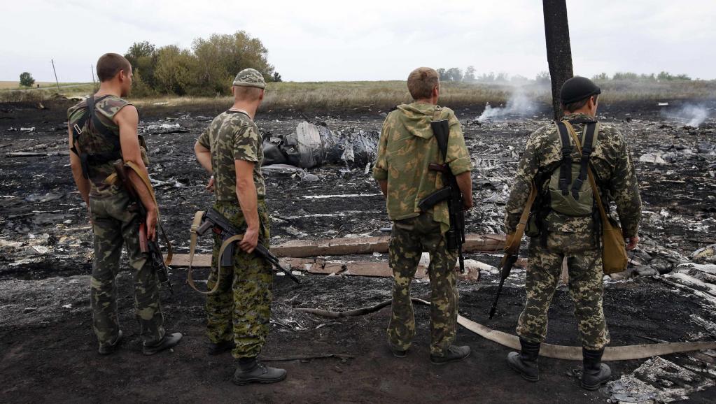 Des séparatistes pro-russes sur le site du crash de l'avion de la Malaysia Airlines, près du village de Grabov, dans la région de Donetsk, le 17 juillet 2014. REUTERS/Maxim Zmeyev