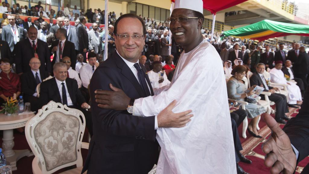 Accolade entre François Hollande et Idriss Deby lors de l'intronisation du président malien Ibrahim Boubacar Keïta le 19 septembre 2013 à Bamako AFP PHOTO / POOL / MICHEL EULER