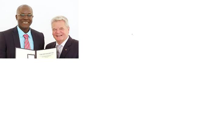 L’Allemagne décore Saliou Guèye de la  médaille du mérite national ou « Bundesverdienstkreuz »