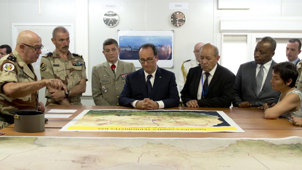 François Hollande et son ministre de la Défense, Jean-Luc Le Drian, à Niamey, le 18 juillet 2014. ALAIN JOCARD / AFP