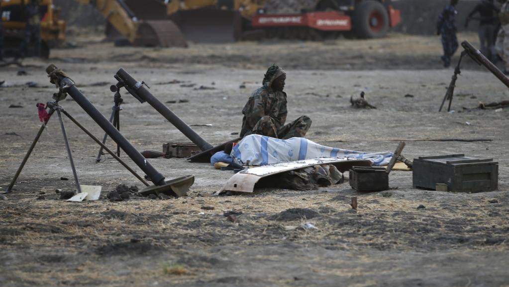 Un rebelle sud-soudanais près de son arme, le 15 février 2014. REUTERS/Goran Tomasevic