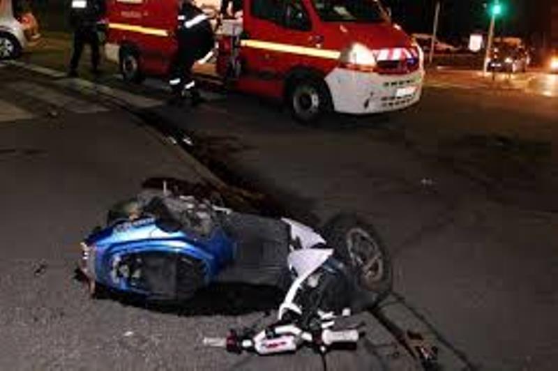 Bourguiba: un conducteur de scooter terrasse une jeune femme et récolte le mépris des badauds malgré ses blessures