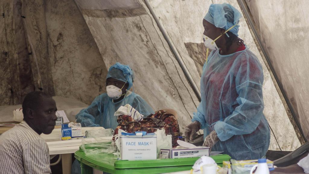 Des médecins pratiquent des prélèvements de sang à Kenema, en Sierra Leone, le 30 juin 2014. REUTERS/Tommy Trenchard