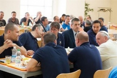 Le pape François déjeune par surprise à la cantine des employés du Vatican